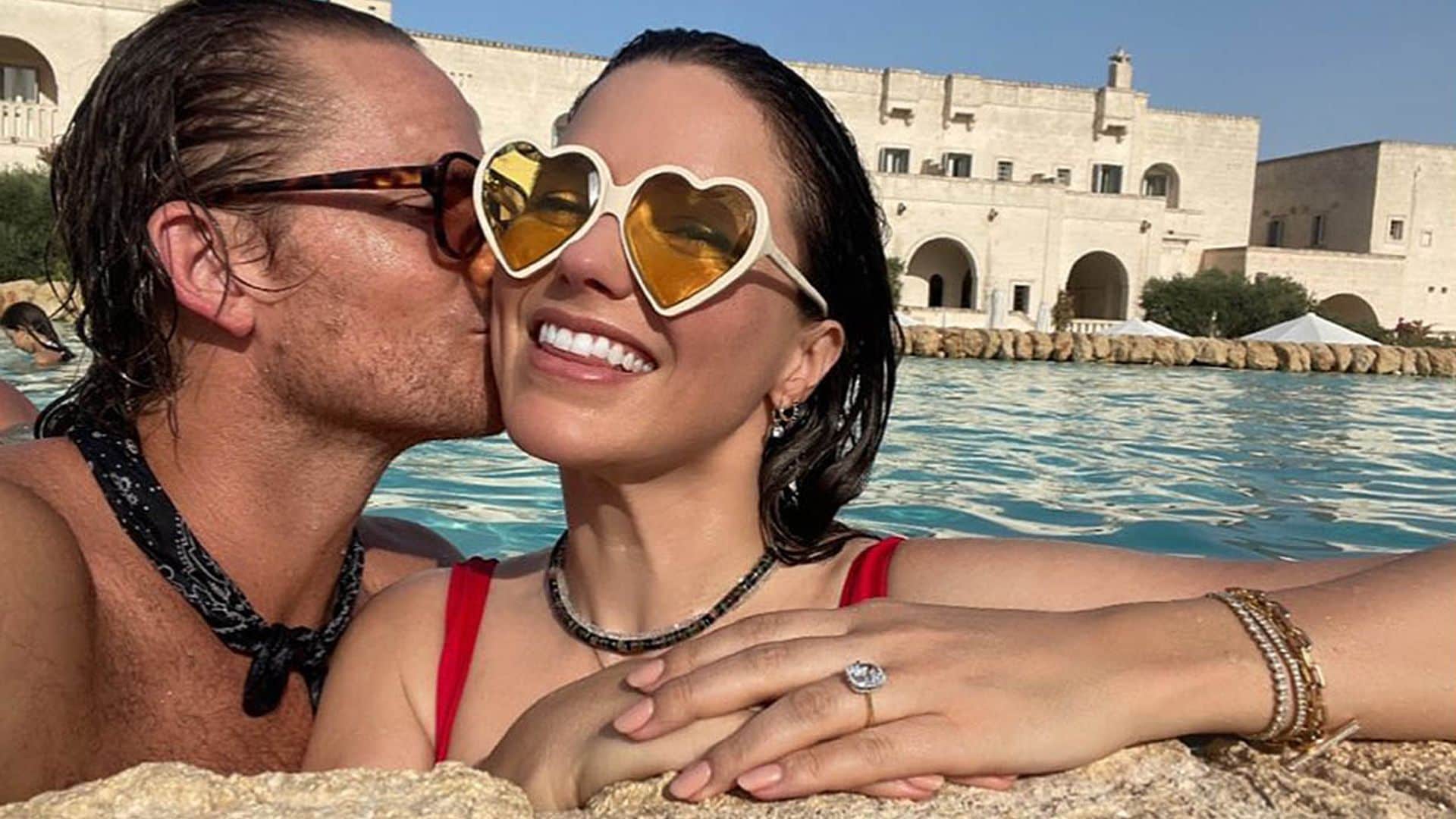 La actriz Sophia Bush muestra el espectacular anillo con el que se ha comprometido con Grant Hughes