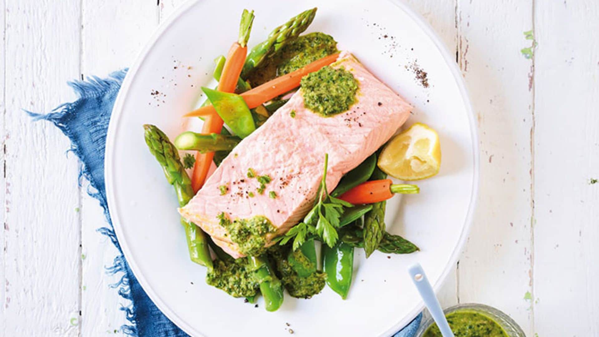 Lomos de salmón con verduras y salsa de eneldo