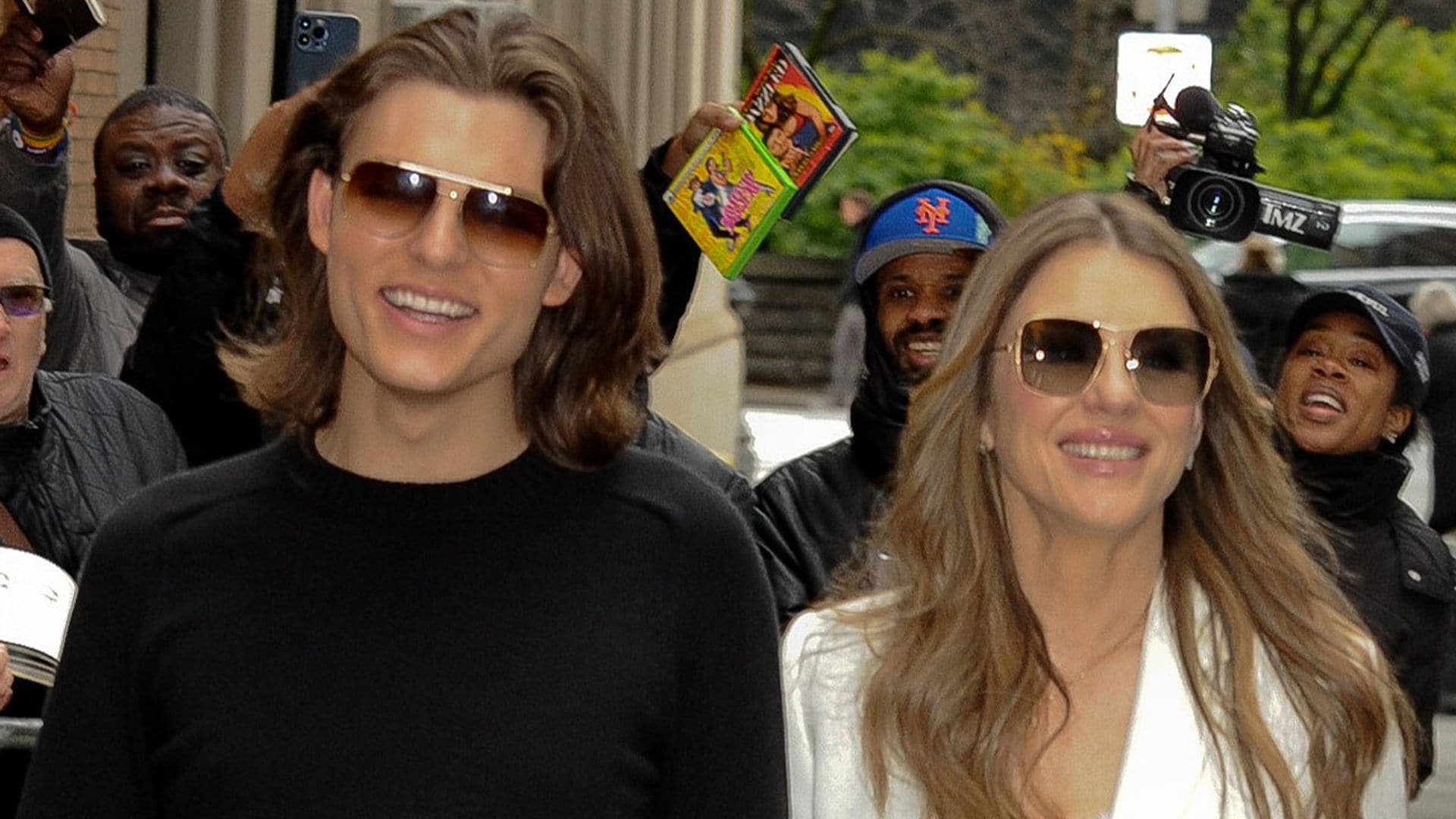 Y el premio al parecido madre-hijo más asombroso de Hollywood es para... Elizabeth y Damian Hurley