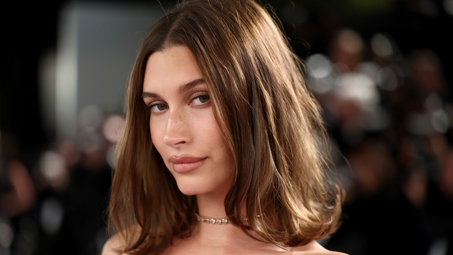Hailey Bieber dice adiós a su corte 'bob' y estrena pelo largo, a capas ...