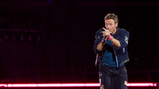 Chris Martin, de Coldplay, apuntando con el dedo en un concierto
