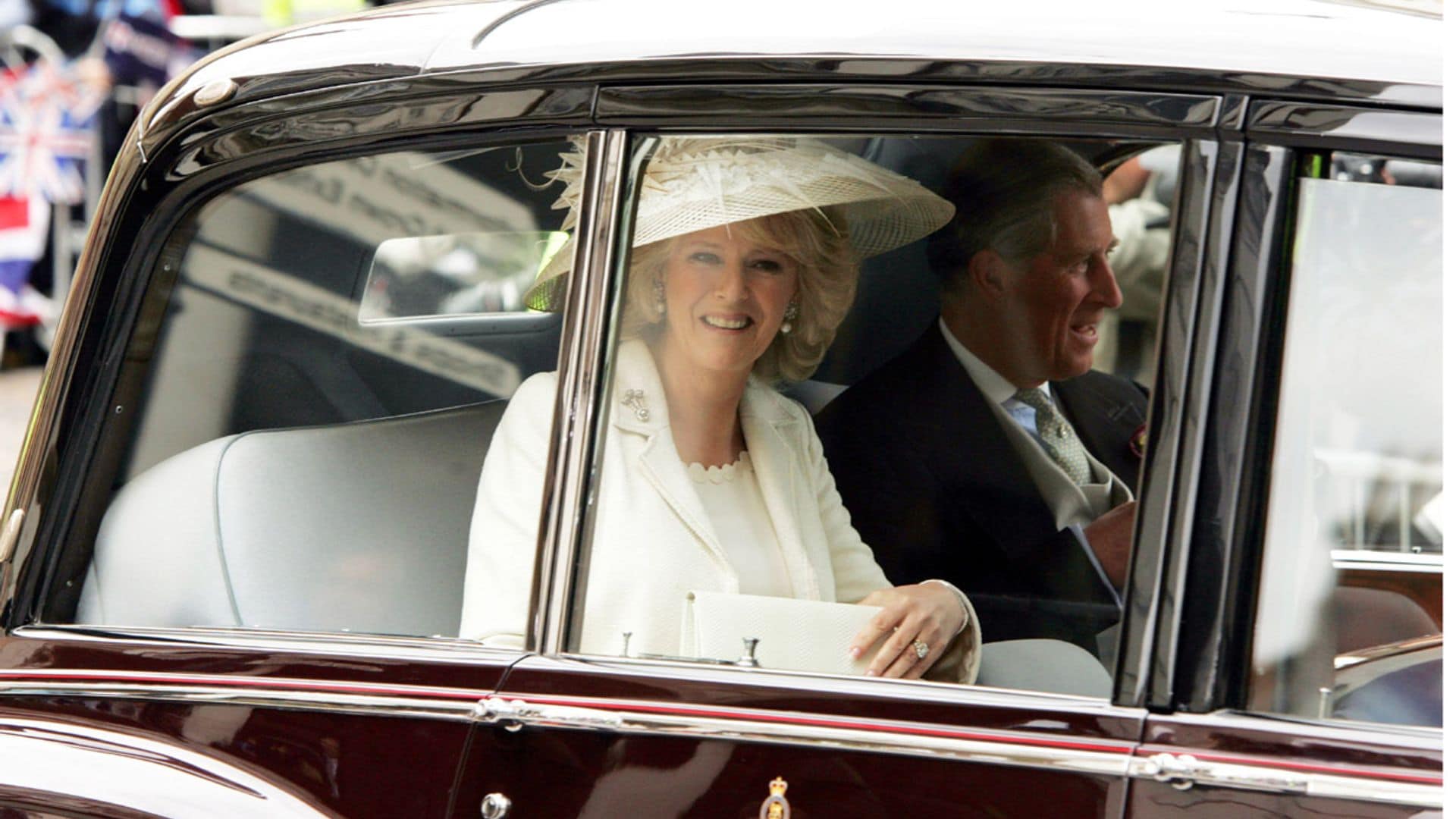 Una carrera de obstáculos e imprevistos: recordamos cómo fue la boda de los reyes Carlos y Camilla en su aniversario