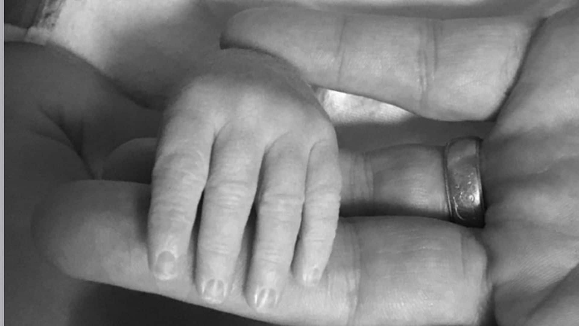 ‘Den la bienvenida a Beau McDermott’, anuncia una feliz y aliviada Tori Spelling
