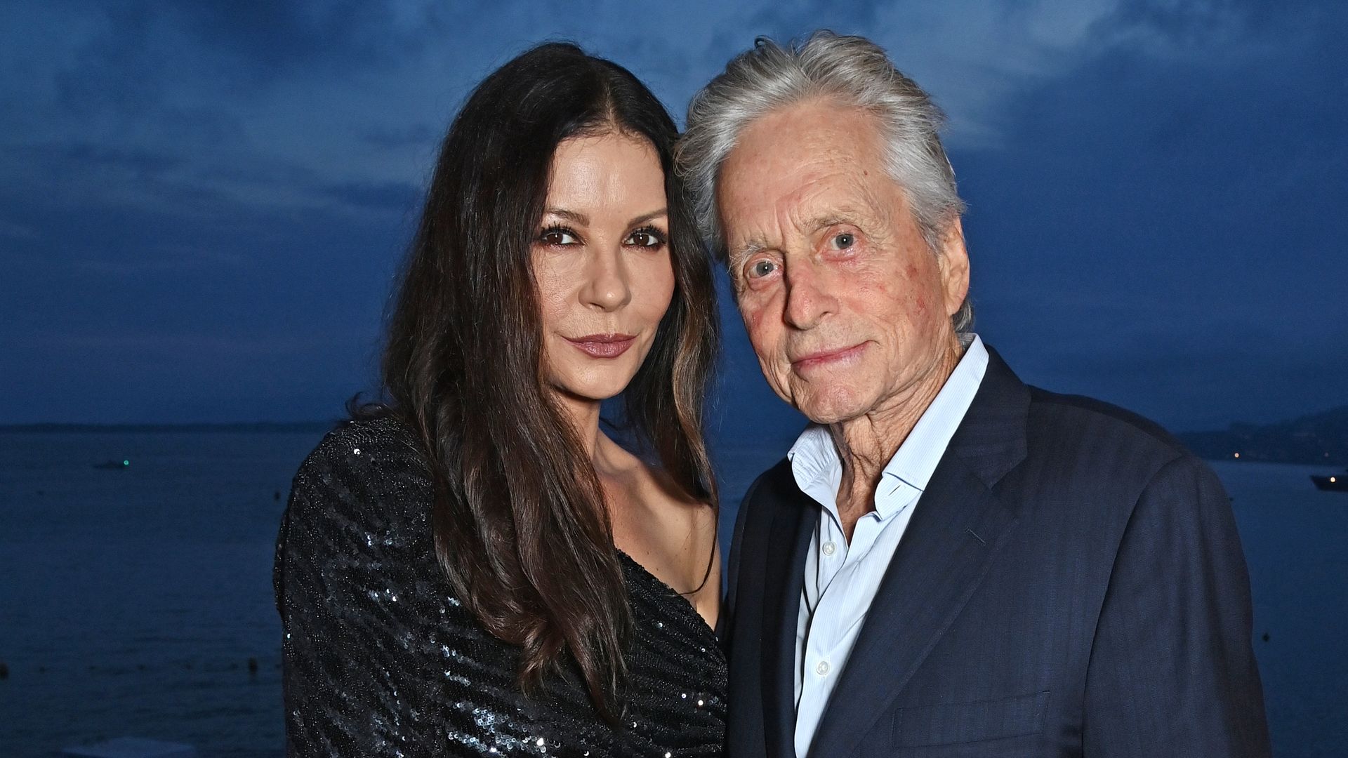 Catherine Zeta-Jones y Michael Douglas en el lanzamiento de del Aston Martin DB12 en Antibes, en 2023.