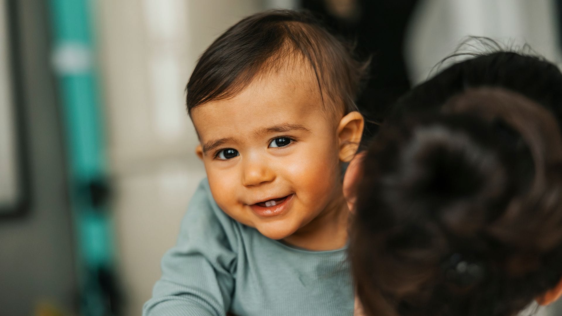 Bebé feliz en brazos de su madre