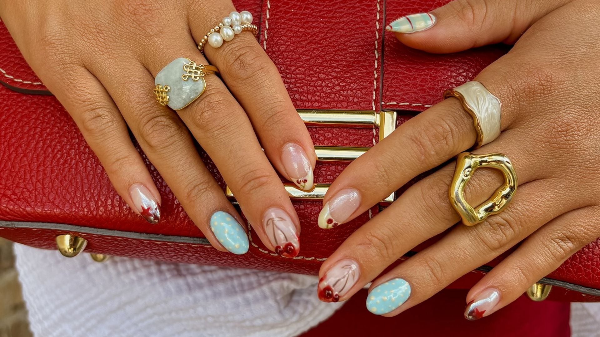 Del azul turquesa a las 'crystal nails': 15 manicuras que están arrasando este verano 2025