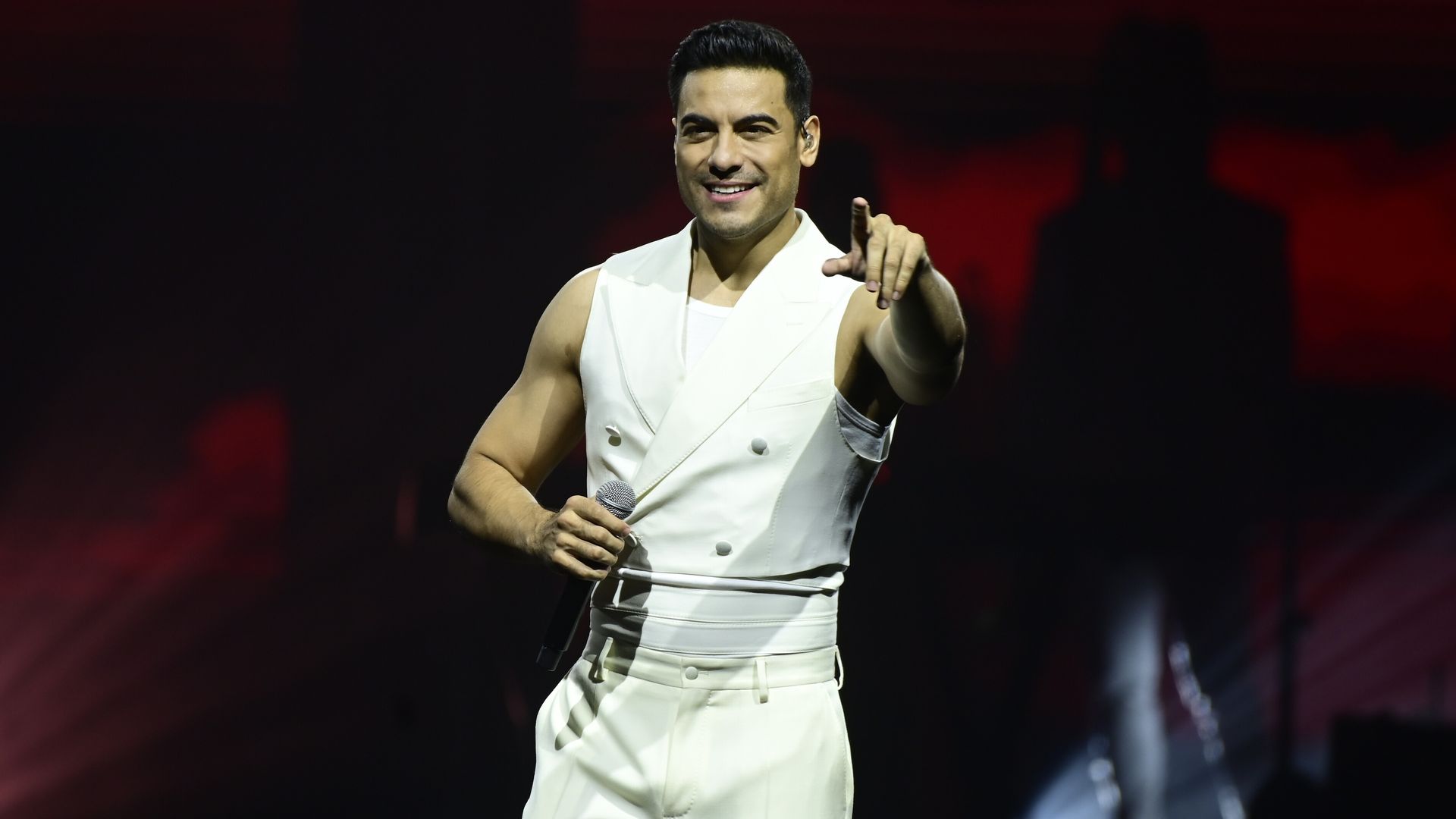 Por primera vez, Carlos Rivera y Cynthia Rodríguez protagonizan un apasionado beso frente al público
