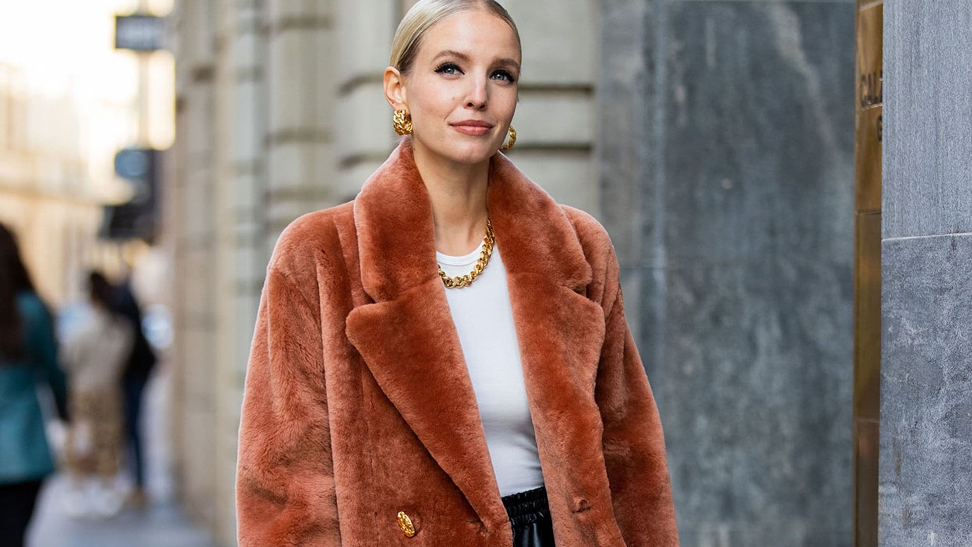 ¡Bienvenido, invierno! Prendas 'peluche' y complementos de borreguito para no pasar frío