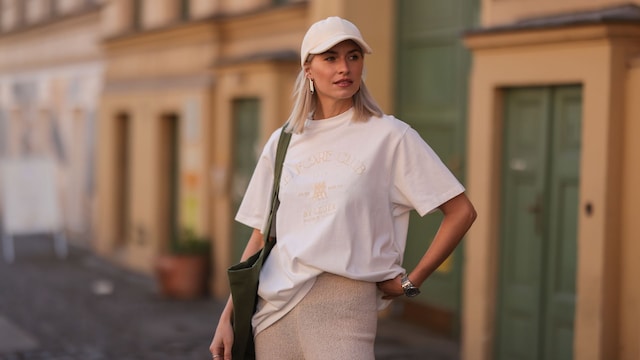 Look de street style con camiseta blanca