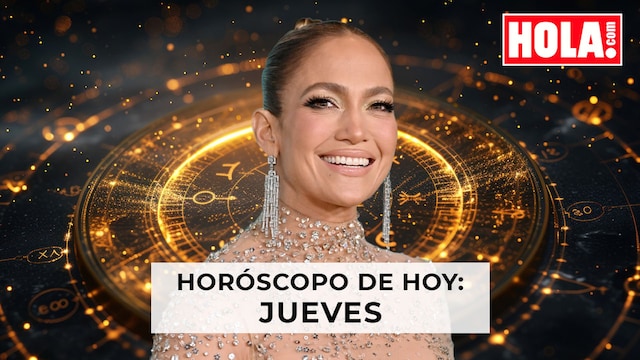 Jennifer López con la rueda del zodiaco detrás 