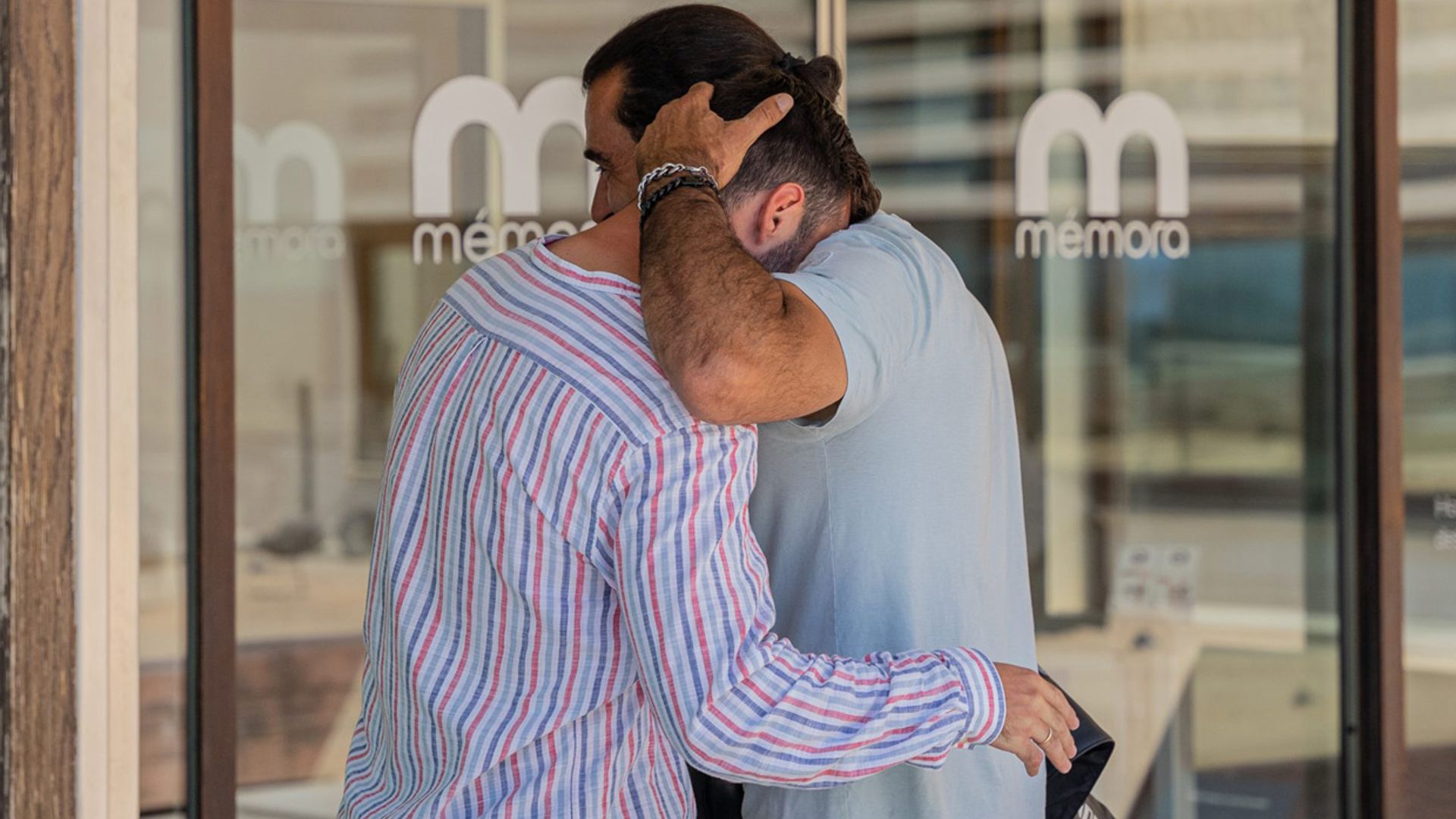 Los hijos de Lluís Llongueras, desolados en el último adiós al peluquero