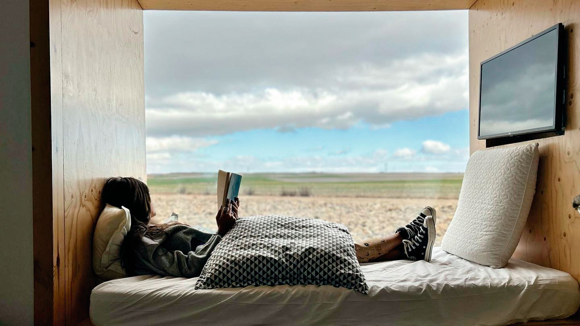Sara Carbonero leyendo en el campo 