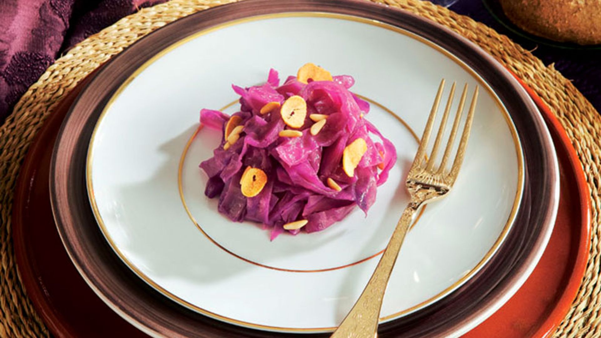 Lombarda con ajos y piñones