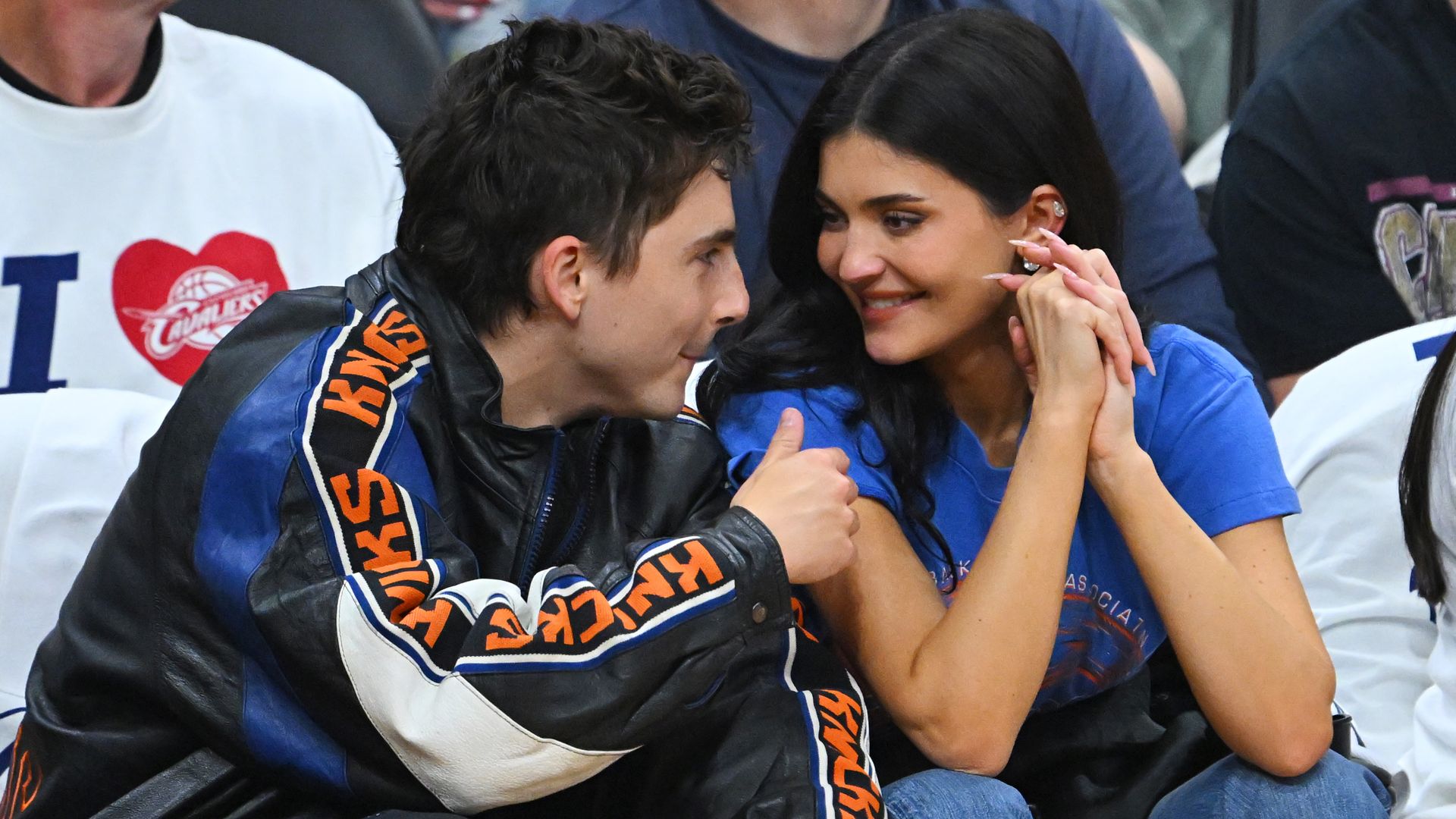 Timothée Chalamet y Kylie Jenner en el juego de los Cleveland Cavaliers contra los New York Knicks en Cleveland.