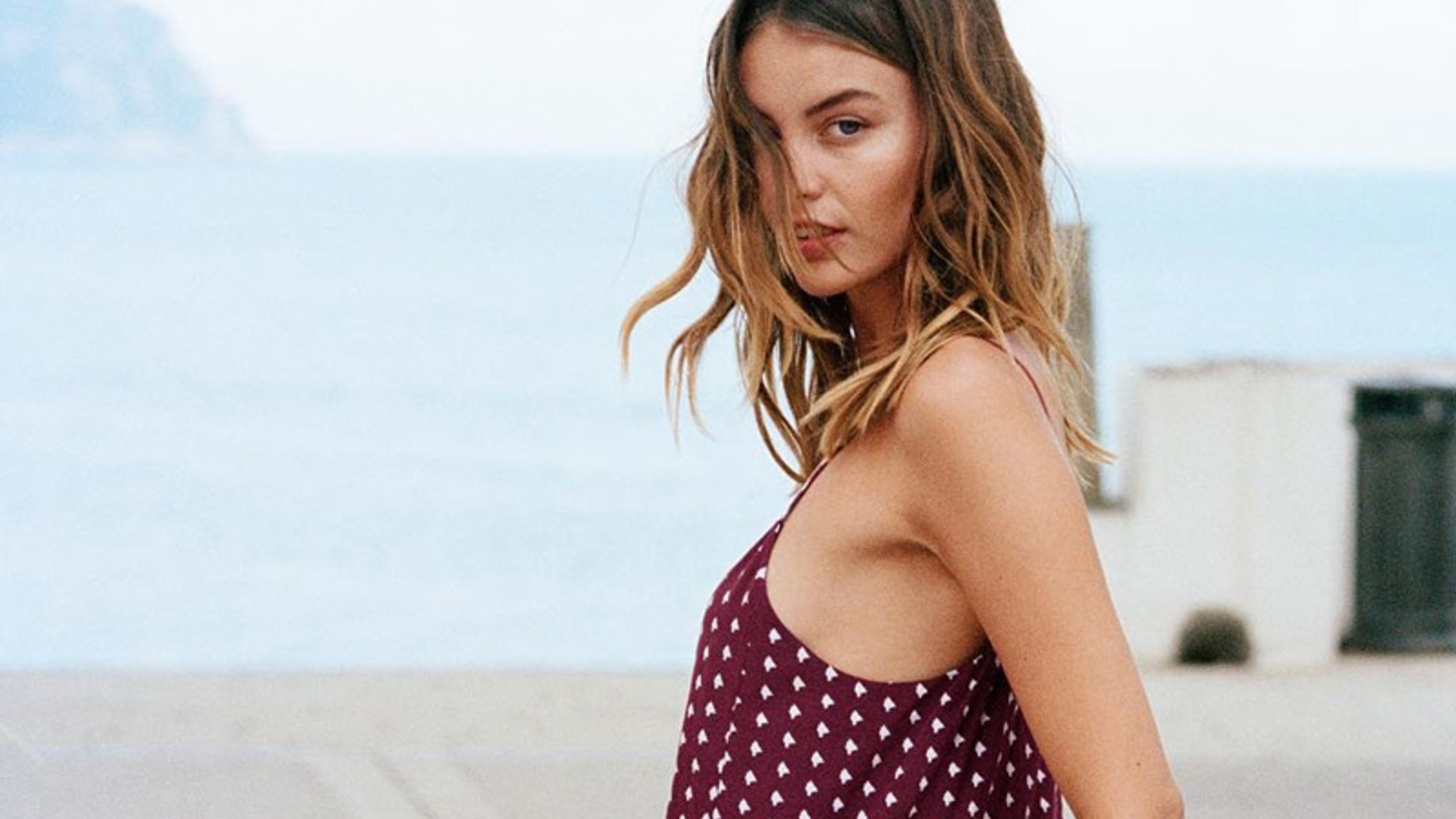 Los vestidos de invitada que más favorecen si tienes el pelo ondulado o rizado