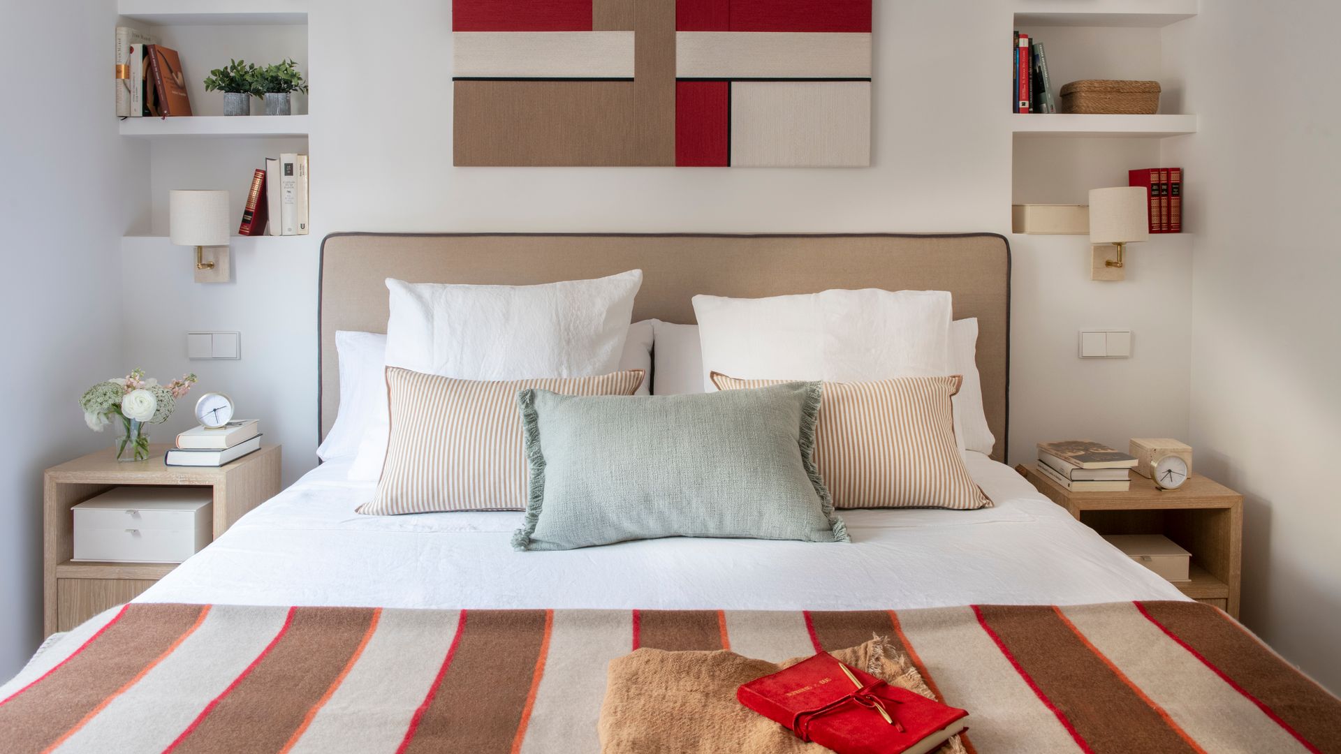 Dormitorio decorado en tonos tostados y rojo