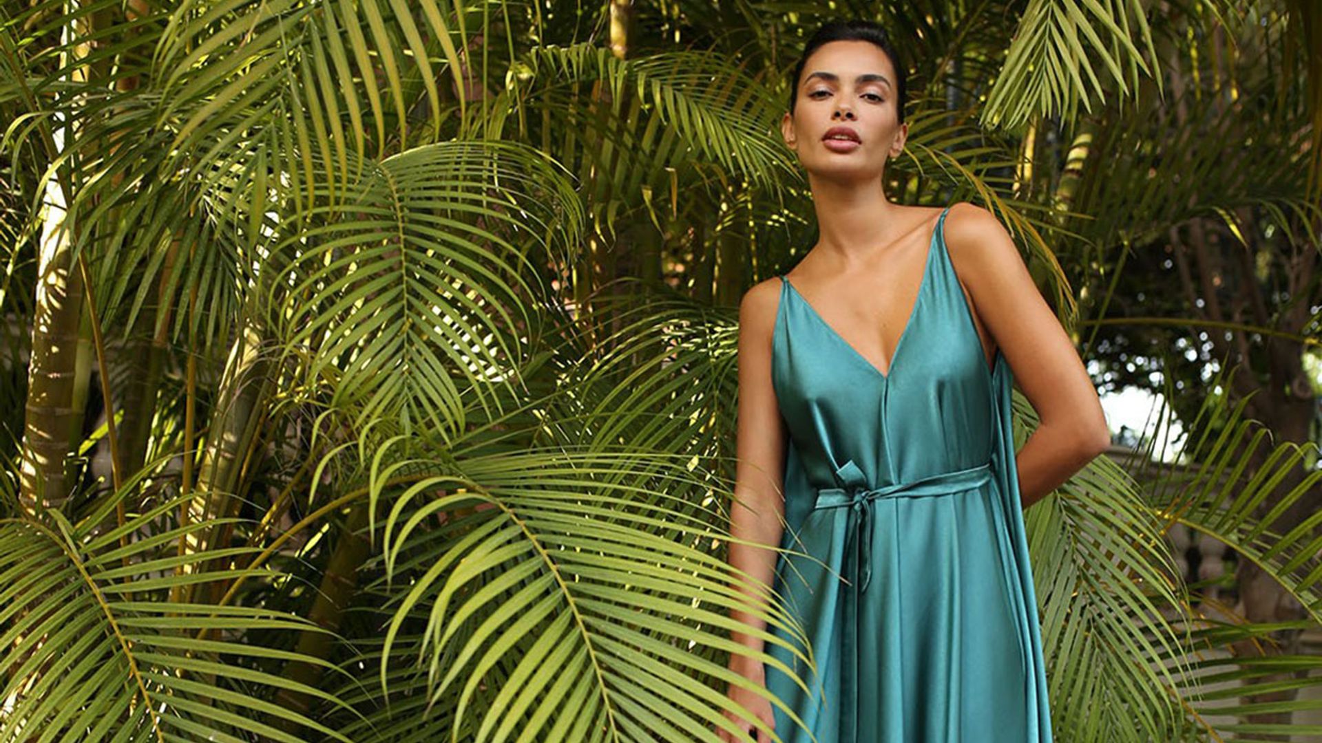 ¿Sencilla, minimalista o sofisticada? Un vestido liso para cada tipo de invitada