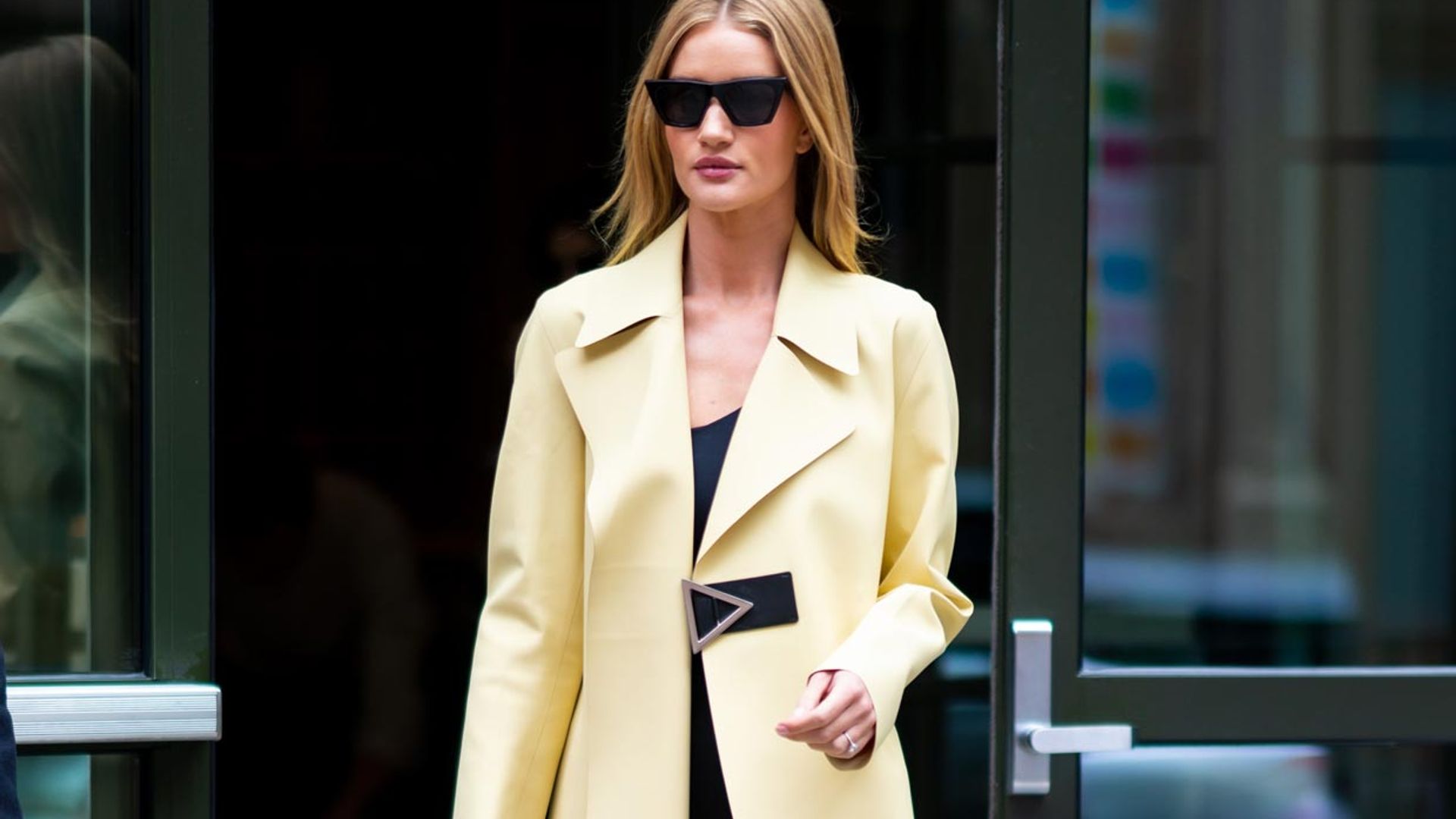 Vístete como las británicas más estilosas con los 6 looks de Rosie Huntington-Whiteley
