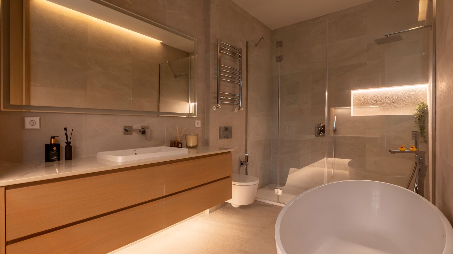 Baño de un proyecto de la constructora de alto standing Kiper con iluminación ambiental