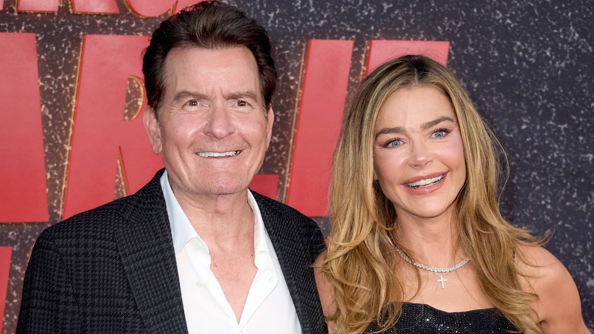 Charlie Sheen y Denise Richards se reencuentran en la alfombra roja 20 años después de su divorcio: el momentazo, en vídeo