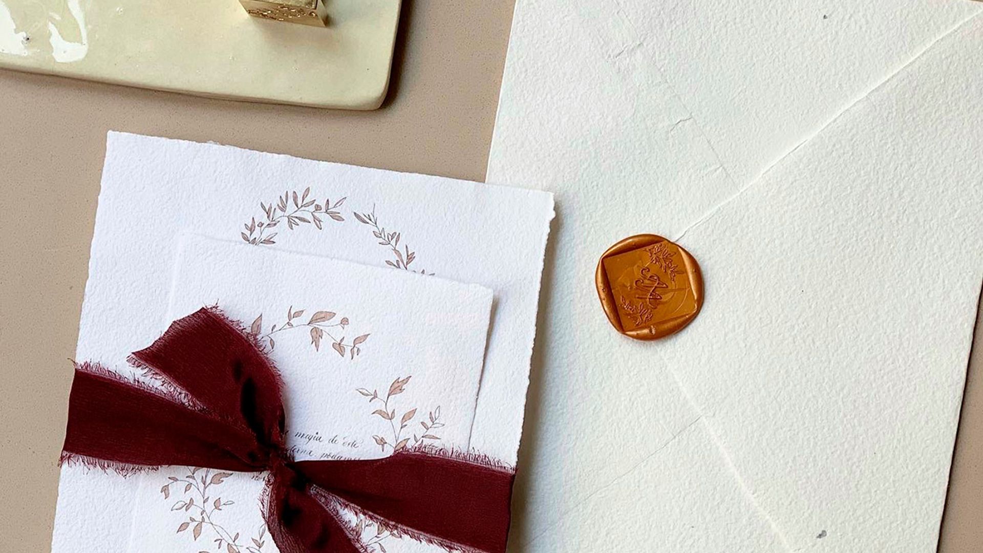 Por qué un sello de lacre es el toque que tu invitación necesita