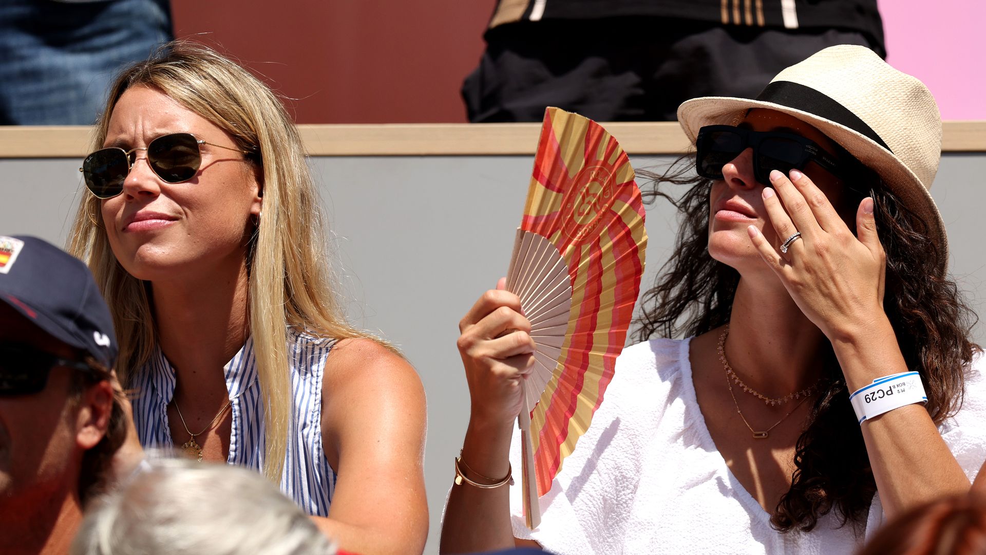 Rafa Nadal, arropado por su familia tras una crucial derrota en París