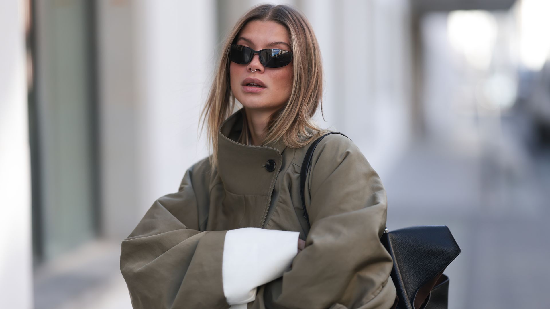 Sophia Geiss con parka verde caqui de The Frankie Shop y gafas de sol negras de Prada en Berlin