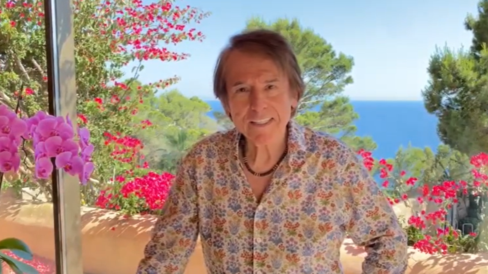El exterior de su casa en Ibiza destaca por la presencia de las plantas que aportan color y energía
