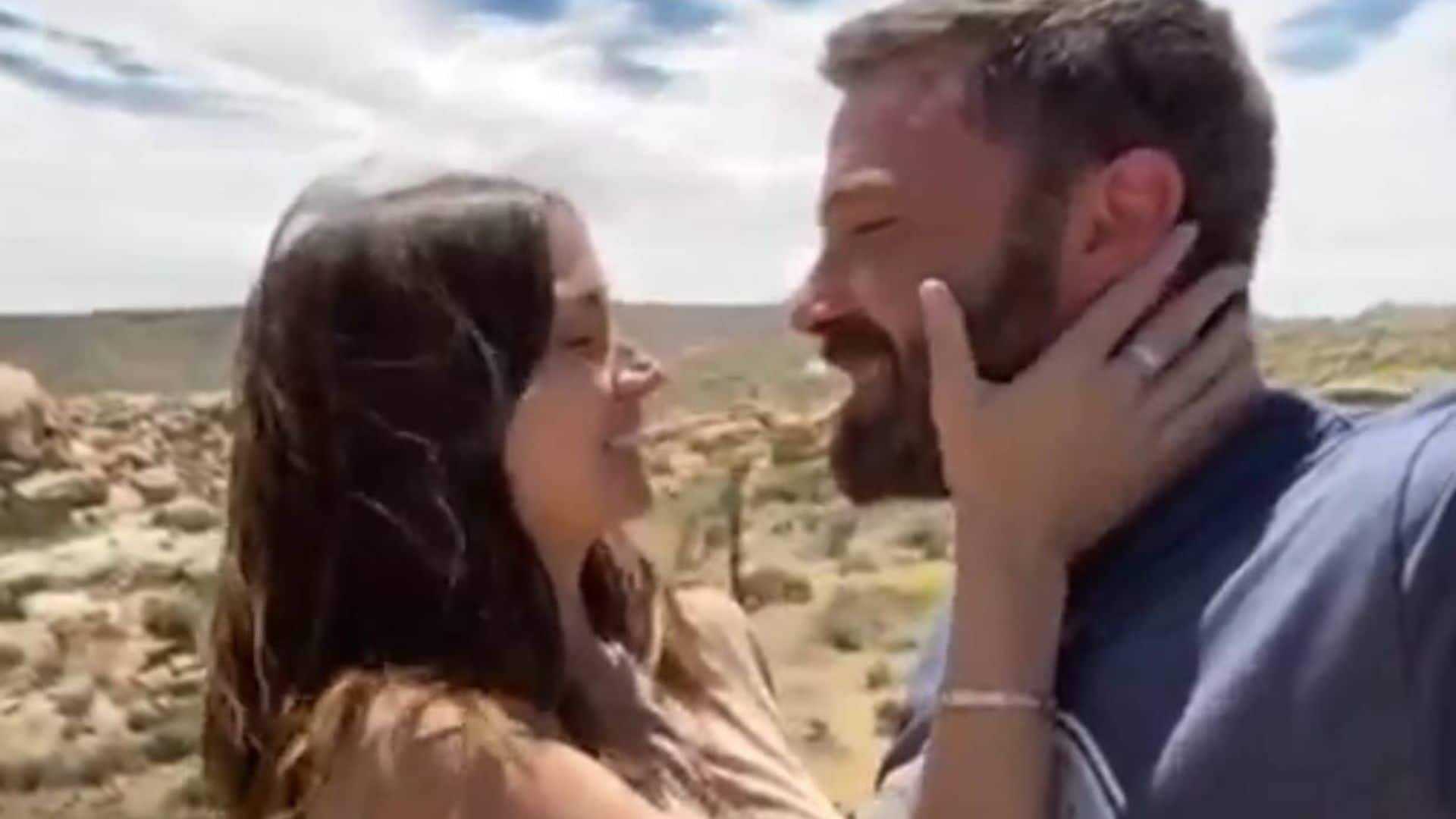 El ardiente beso de Ana de Armas y Ben Affleck en un romántico videoclip