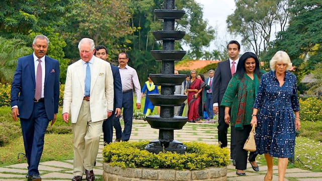 Plano general del Rey Carlos III y Reina Camilla en una visita a la India
