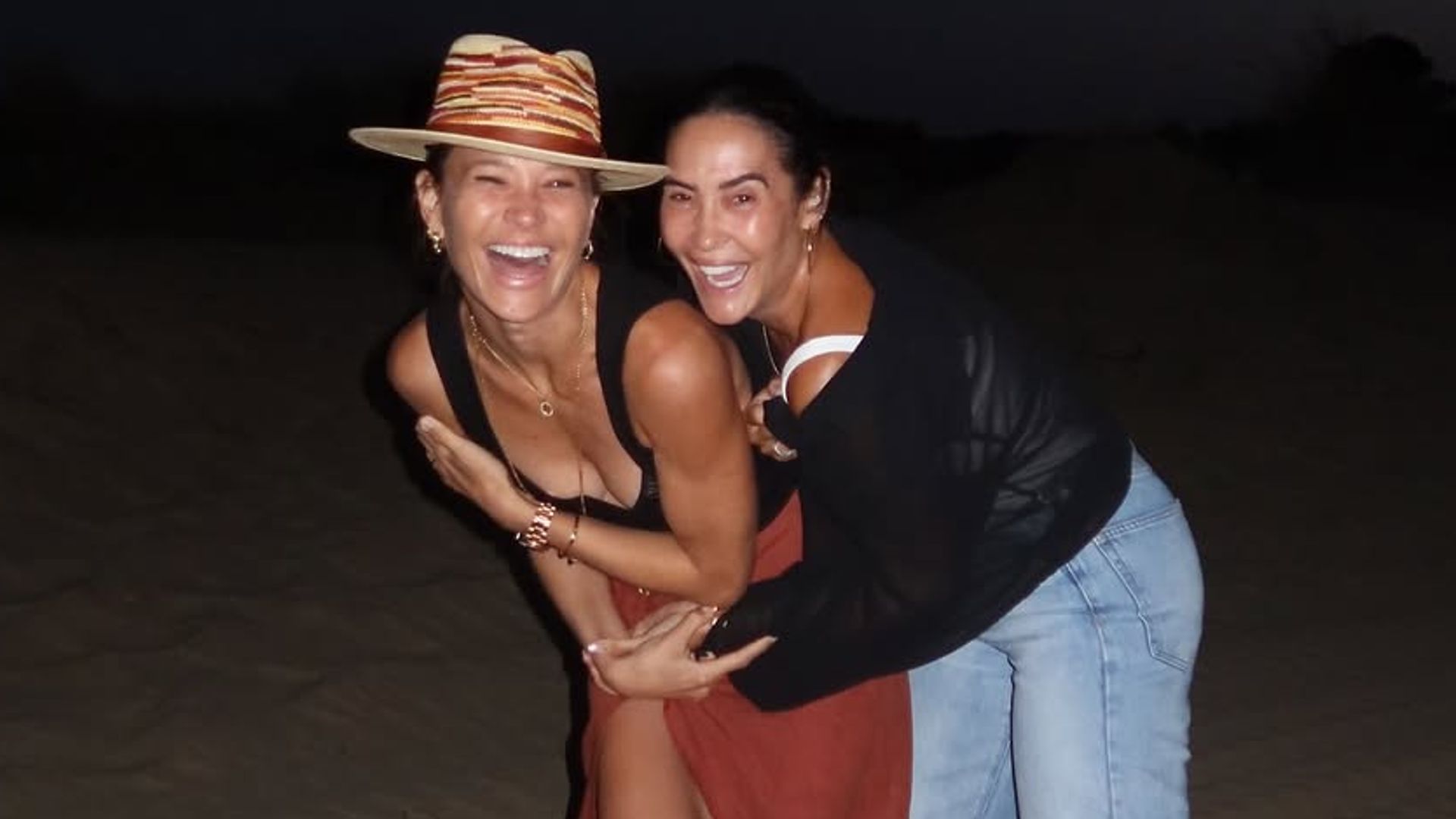 Vicky Martín Berrocal con su amiga Carla Pereyra