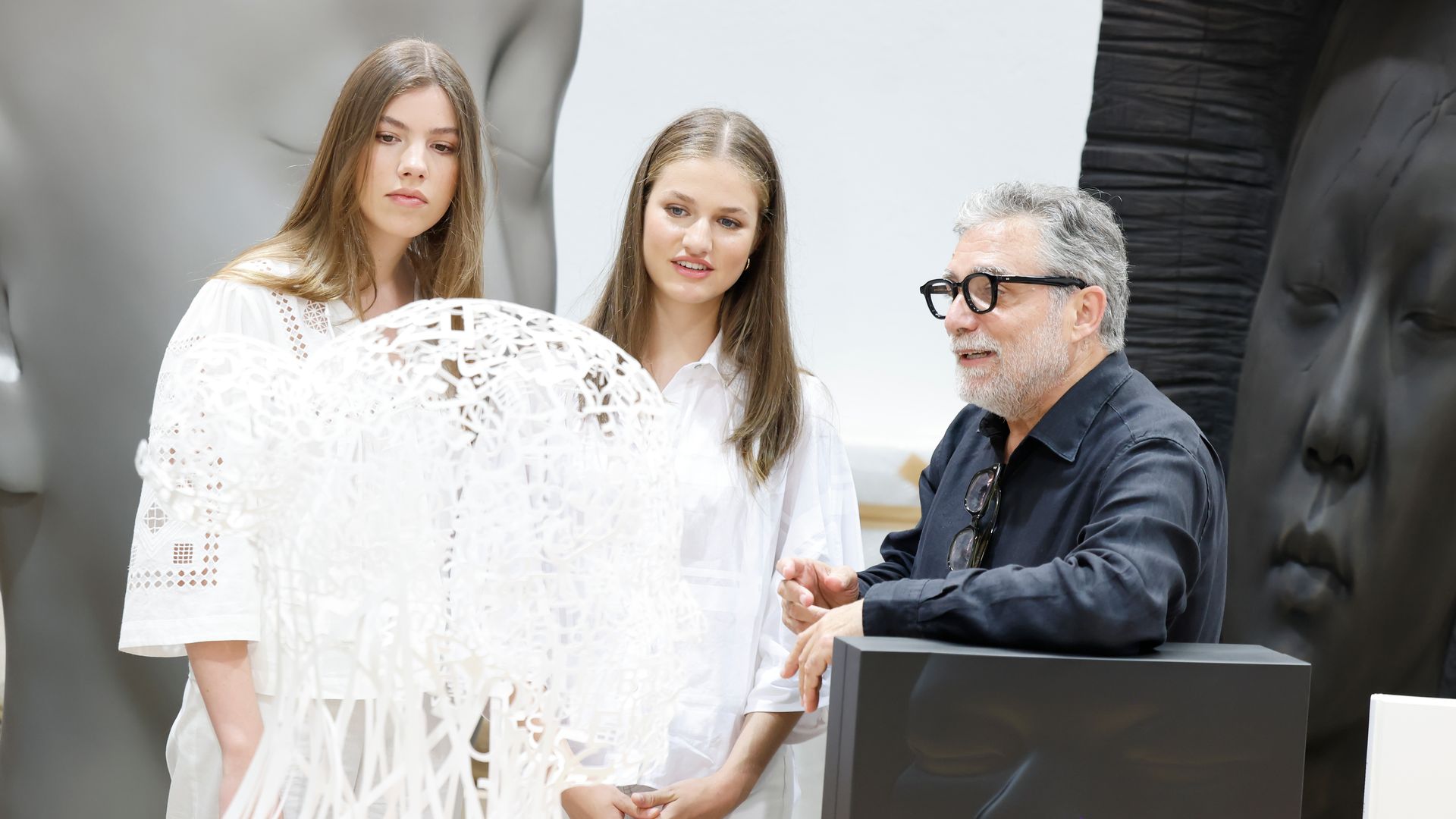La visita de Leonor y Sofía al taller del escultor Jaume Plensa: de los obsequios a las palabras del anfitrión sobre la heredera al trono