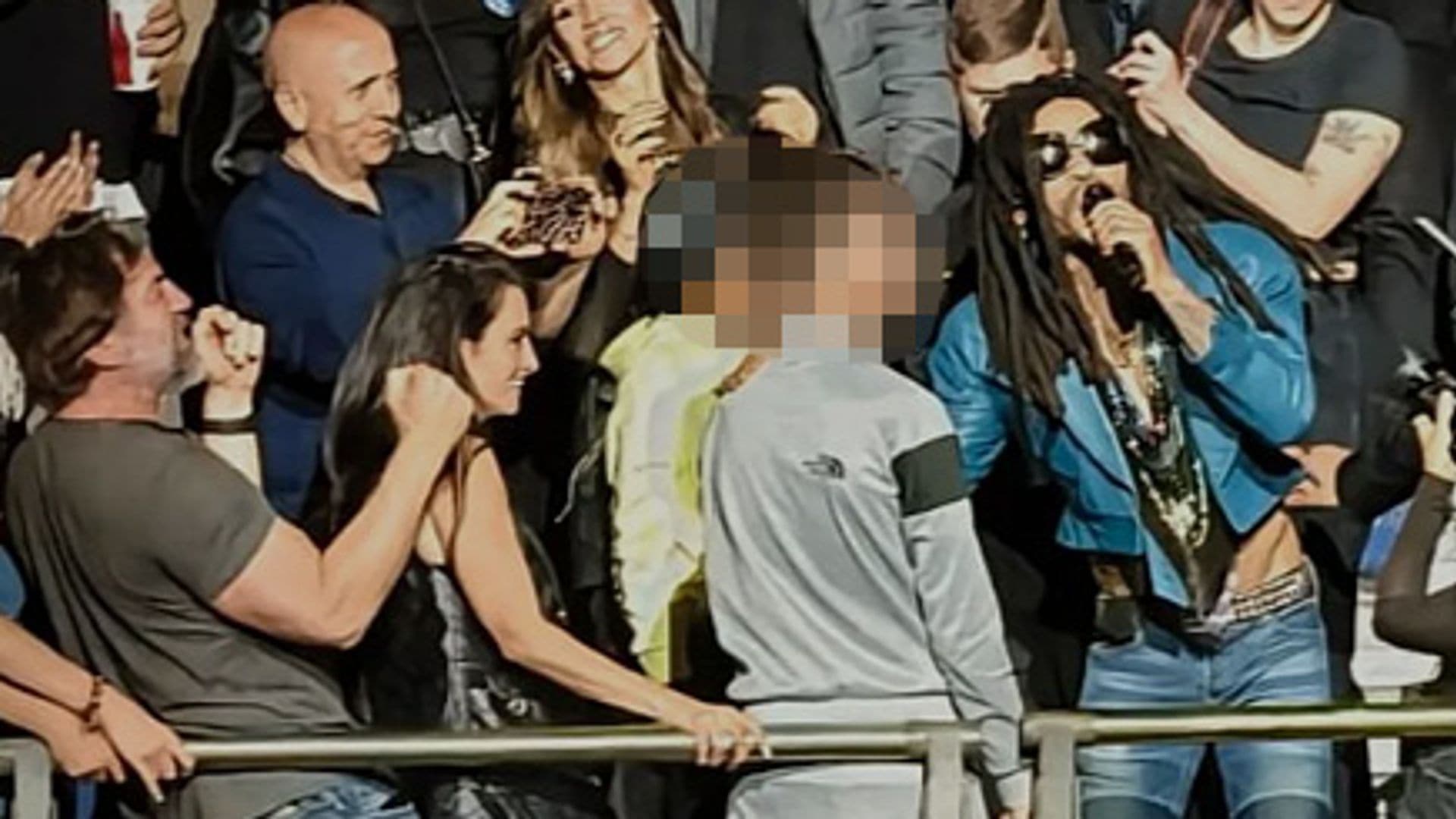 Penélope Cruz y Javier Bardem, divertidas imágenes dándolo todo en el concierto de Lenny Kravitz en Madrid