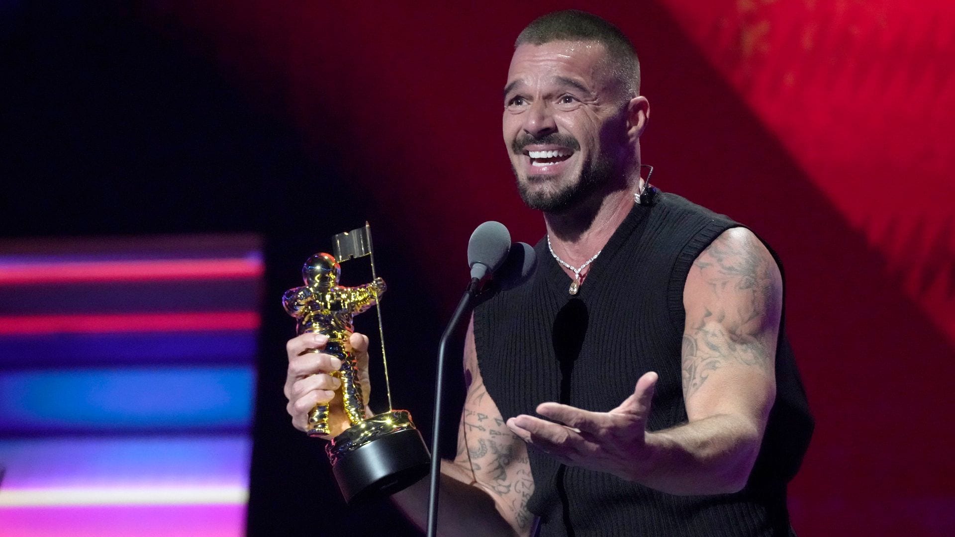 Ricky Martin hace un recorrido musical y agradece a sus hijos al recibir el Latin Icon Award en los MTV MVAs 2025 