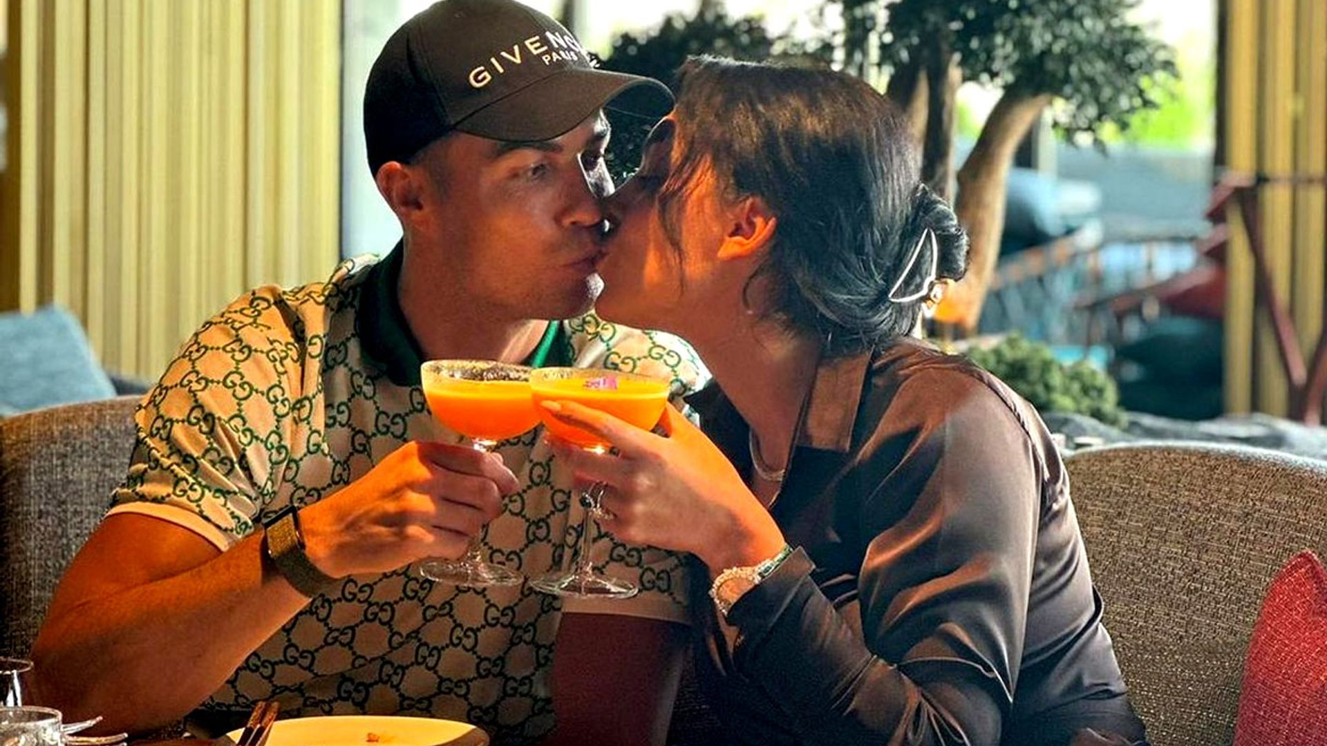 El beso de Cristiano y Georgina, un brindis por su amor para atajar definitivamente los rumores de crisis