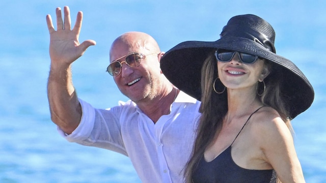 Jeff Bezos y su esposa Lauren Sanchez Bezos fueron vistos en el emblemático Club 55 en la Playa de Pampelonne en Saint-Tropez.