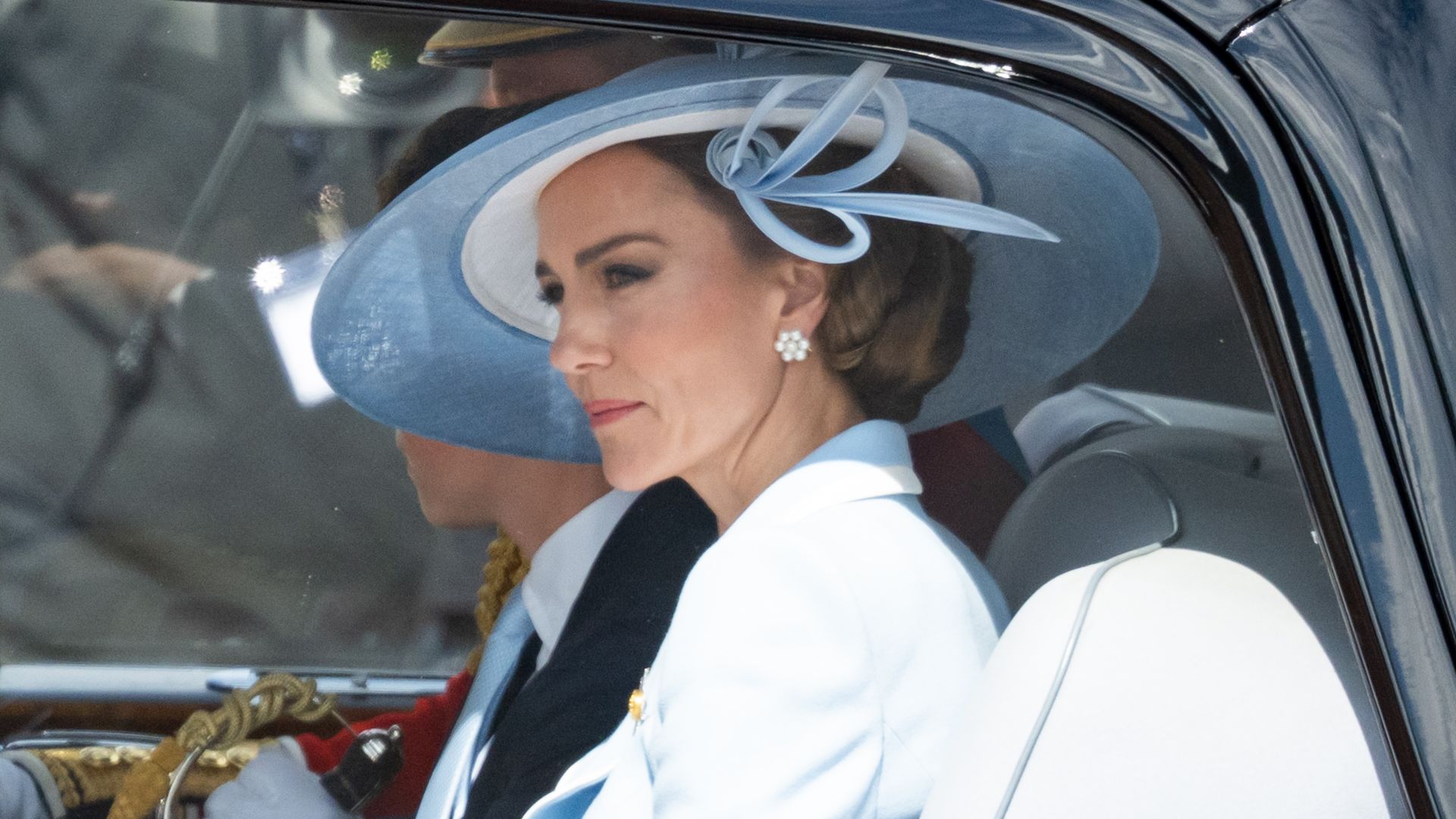 Kate Middleton deslumbra en el Trooping the Colour 2026 con un look azul pastel, tocado XL y un espectacular broche joya