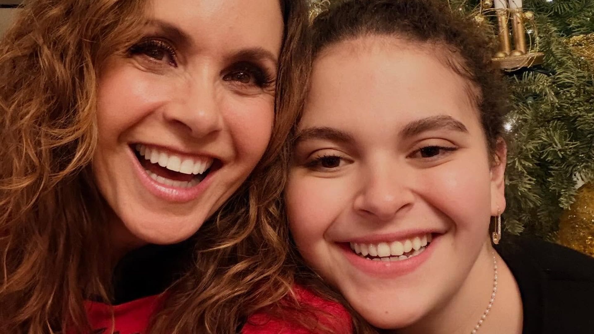 Lucero y su hija Lucerito posaron frente al árbol de Navidad