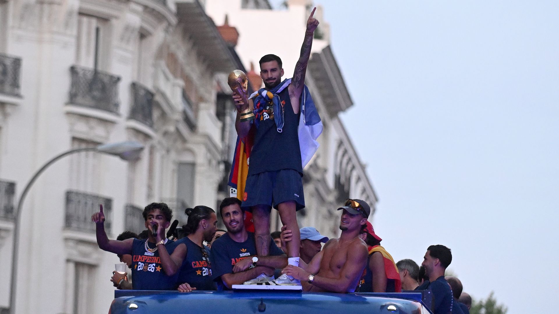 Las 10 fotos más curiosas y divertidas de la celebración del Mundial: de la petición de Aitana al surrealista regalo para Luis de la Fuente