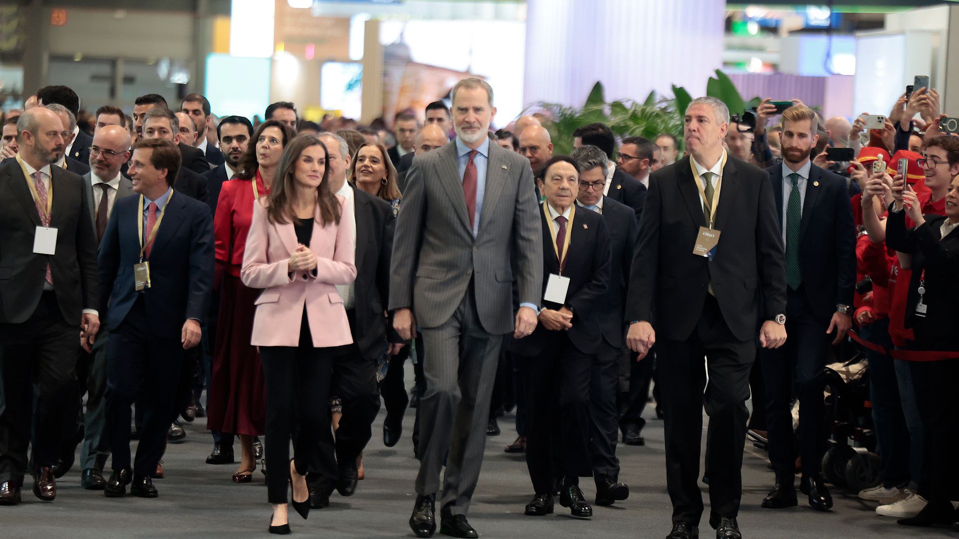 Los reyes Felipe y Letizia, con las falleras en la inauguración de Fitur