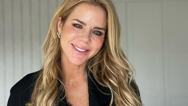Plano medio de Amelia Bono con blazer negra y maquillaje de ojos 