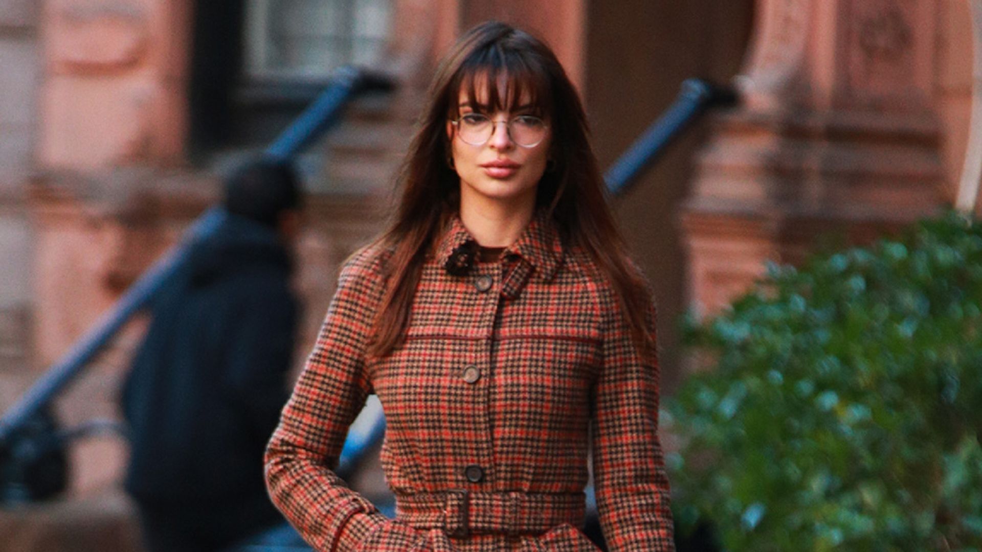 Todos los abrigos que son tendencia ya los ha llevado Emily Ratajkowski