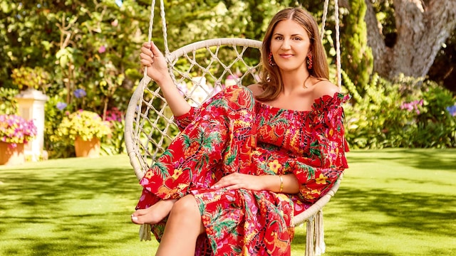 Paula Babiano posa en su jardín