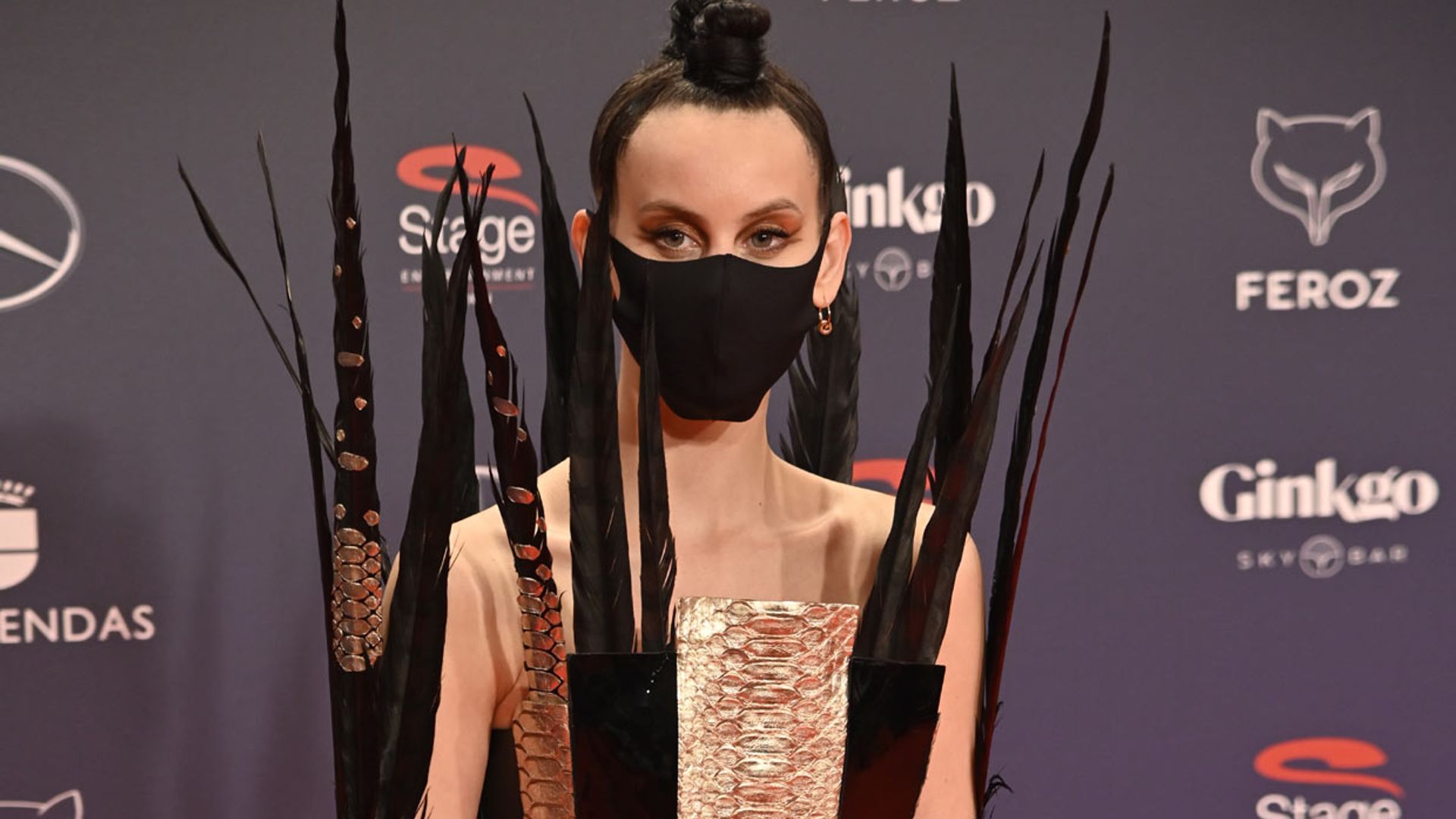 Solo Milena Smit podía llevar este impresionante look en la alfombra roja de los Premios Feroz