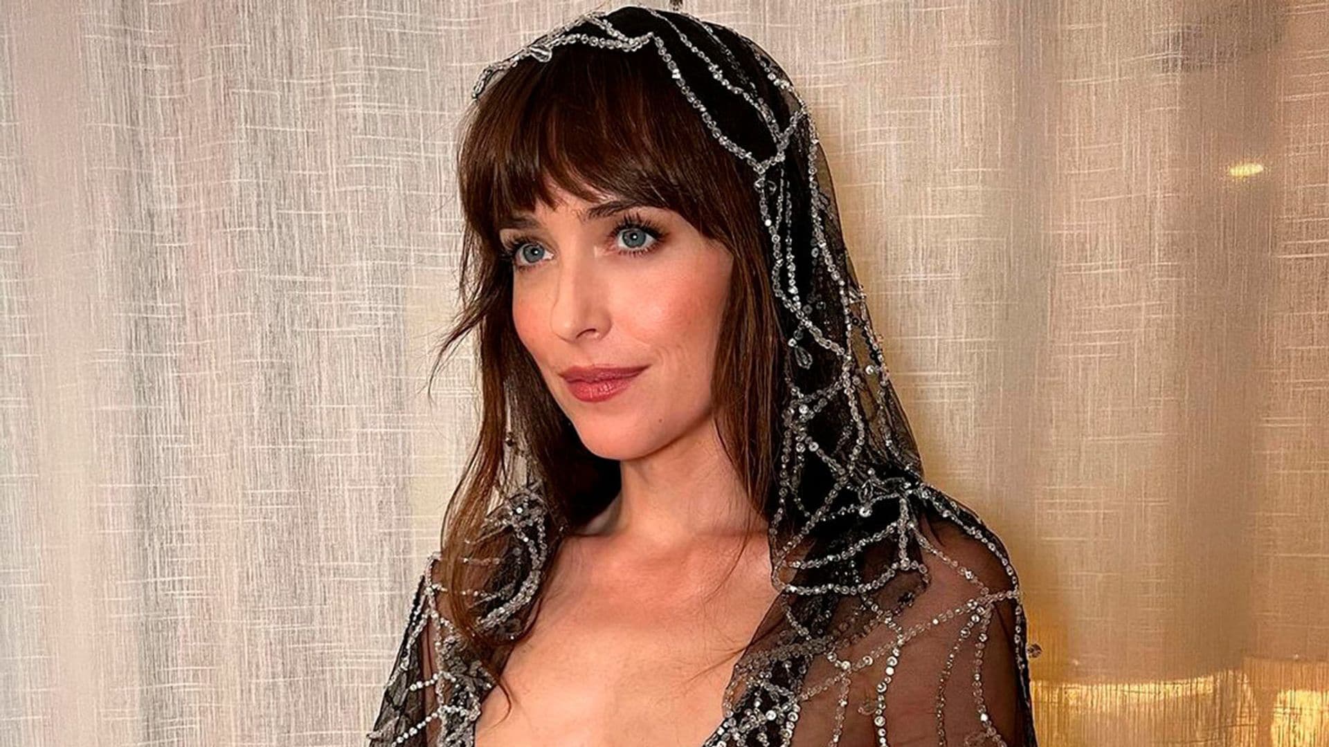 Del vestido 'araña' con guiño español a los trajes diplomáticos: los looks de Dakota Johnson en Brasil