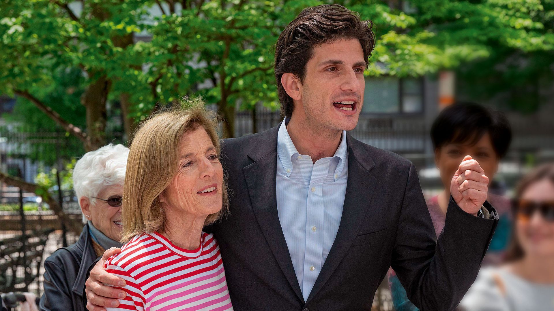 Jack Schlossberg junto con su madre, Caroline Kennedy, en el día de la madre