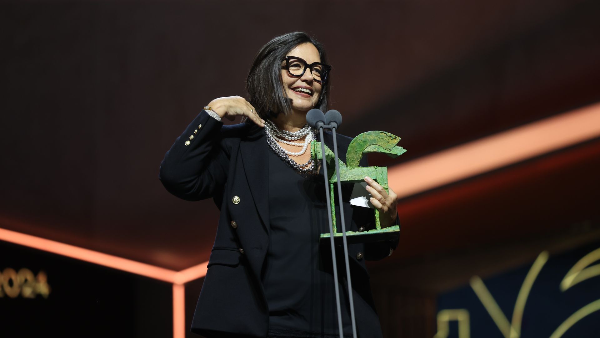 Plano medio de Angels Barceló agradeciendo su premio Ondas