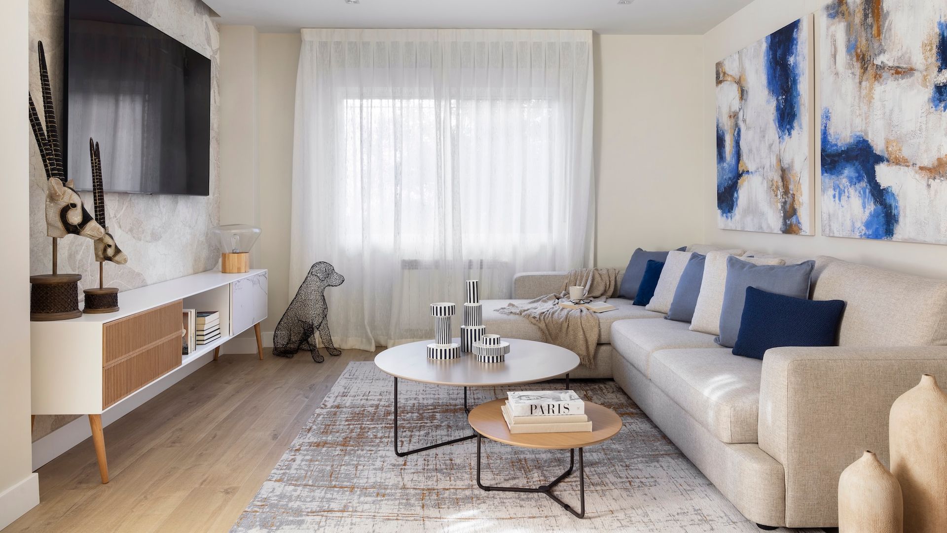 Salón beige con cojines azules. 