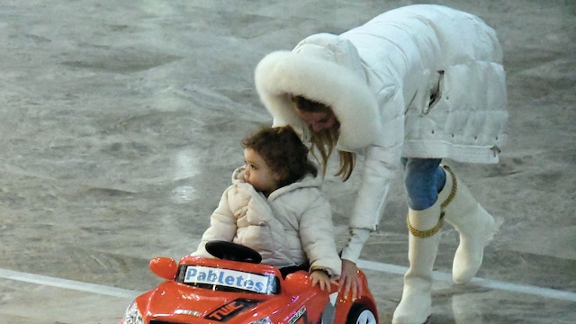 Ana Obregón, jugando con Anita, que va montada en un coche de juguete