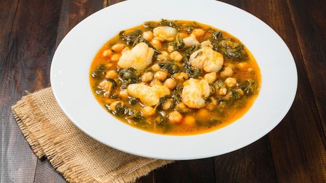 Potaje de garbanzos con bacalao